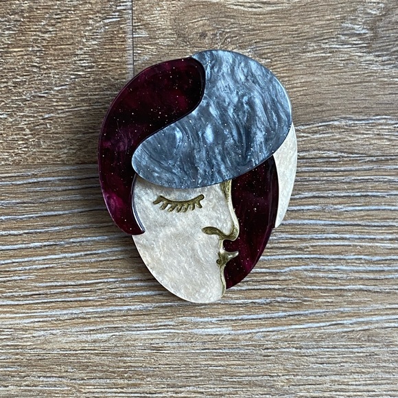 Vogue Visage Brooch - Picture 2 of 3